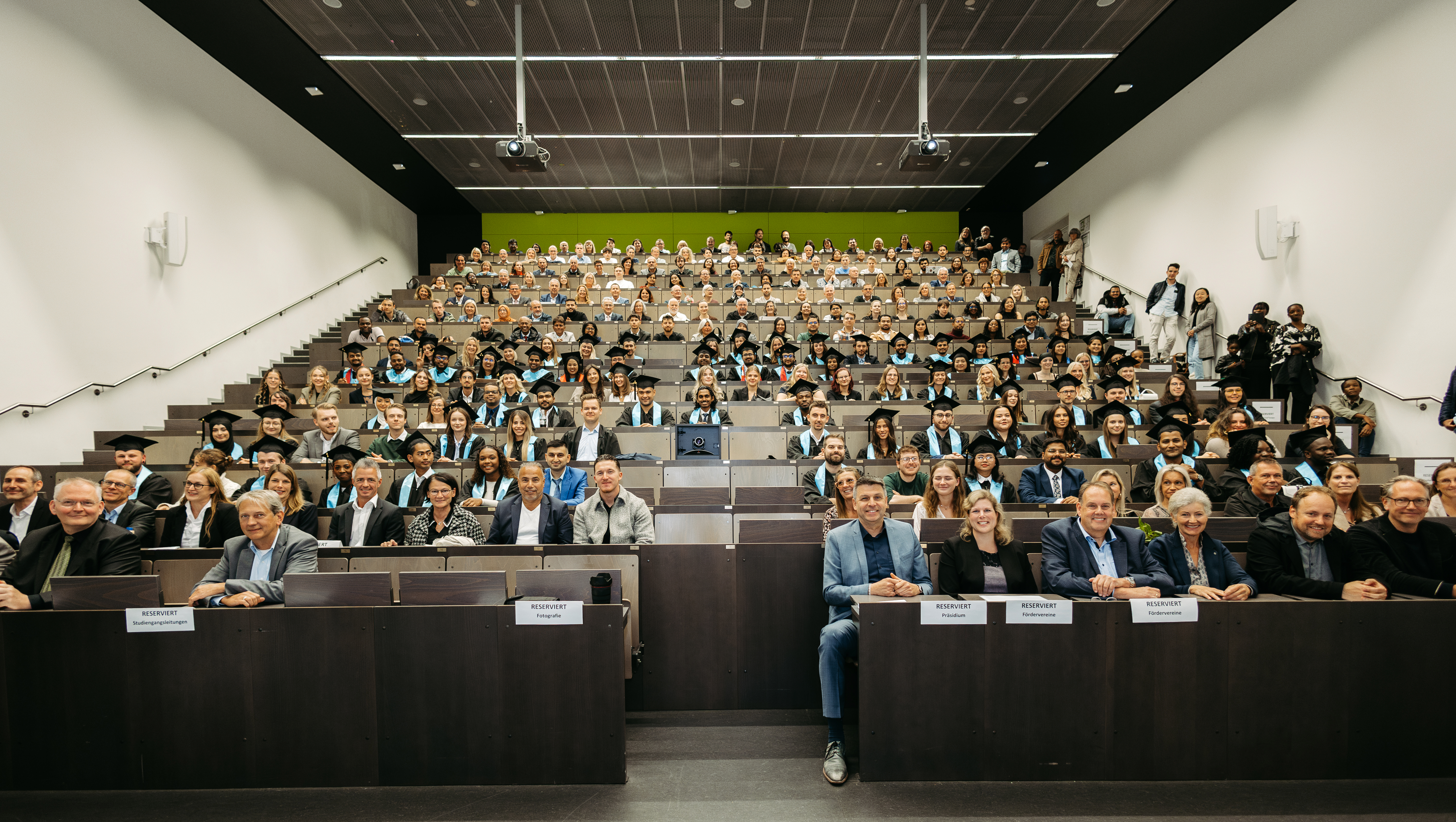 Absolventen und Gäste im Audimax